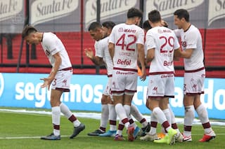 Lanús, con un gran Sand, le dio un duro golpe al último campeón, Colón: 4-1 en Santa Fe