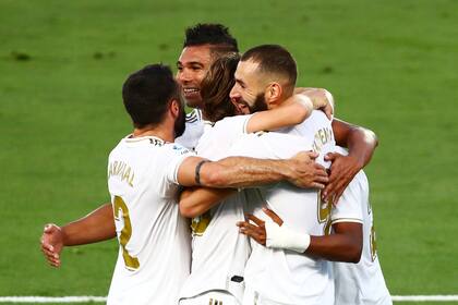 Todos abrazan a Karim Benzema, autor de los dos goles de Real Madrid ante Villarreal