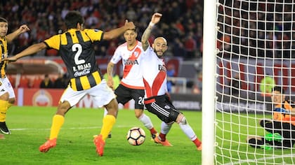 Todos abrazaron a Alario, pese a que el gol fue de Pinola: Rojas, Enzo Pérez y Nacho Fernández con el delantero