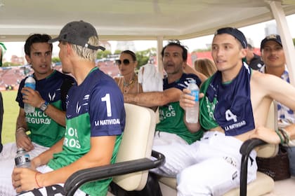 Todos al podio. Poroto, Jeta, María, Adolfito y Barto en el carrito que los llevó a la entrega de premios, en medio de la cancha
