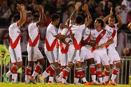 Todos aplauden al Lobo