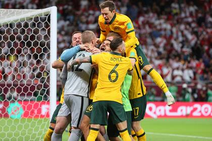 Todos arriba de él, en el Ahmed bin Ali Stadium: Australia, al Mundial, por un especialista