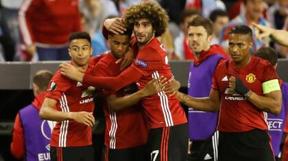 Todos buscan abrazar a Rashford, el goleador