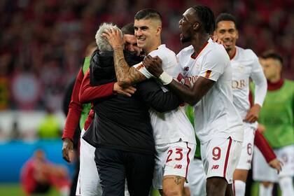 Todos buscan el abrazo con José Mourinho, tras la clasificación de Roma  a la final de la Europa League.