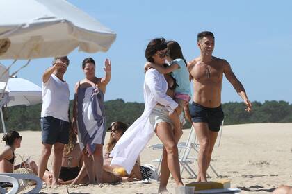 Madre e hija, acompañadas por el actor Carlos Casella, se despiden de la familia Darín para seguir su paseo por la arena