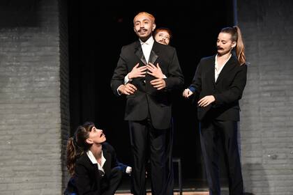 Todos con bigotes en Jorge, obra Jiva Velázquez