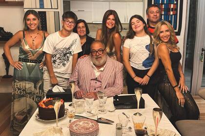 ¡Todos con la cumpleañera! La abogada posa rodeada por sus hijos, Allegra y Valentino, su mamá, Elba, su hermano Sergio y sus amigas Jazmín Salgado y Gabriela Fábrega.
