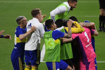 Todos corren a abrazar a Rossi, otra vez héroe en los penales