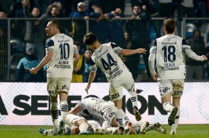 Todos corren detrás de Contín, que en el descuento selló la victoria para Gimnasia de La Plata sobre Godoy Cruz