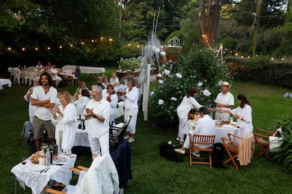 Todos de blanco, el dress code del lugar