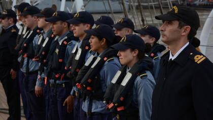 Todos en cubierta y con sus respectivos chalecos salvavidas por cualquier emergencia que surja.