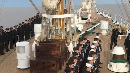 Todos en la cubierta y con uniforme para ingresar y dejar un puerto o recibir alguna autoridad que sube a la Fragata Libertad.