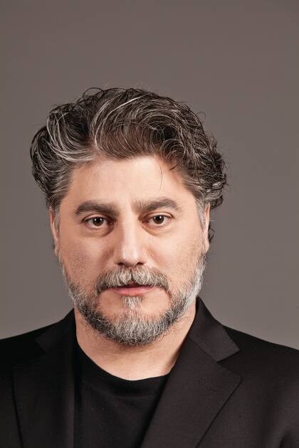 Todos en uno solo. Cantante de ópera, director de orquesta, empresario, régisseur, compositor.
Más de 20 años de carrera estelar y contra la corriente