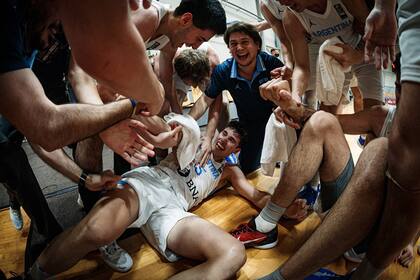 Todos encima de Corbalán; el día que el chico de Chaco jamás olvidará; triunfo argentino sobre Turquía en el Mundial juvenil