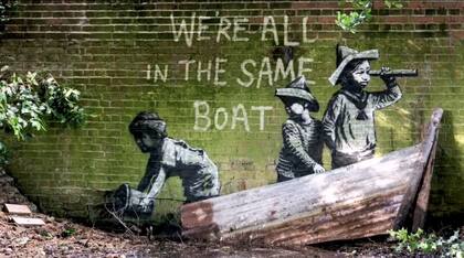 "Todos estamos en el mismo barco", dice la leyenda que acompaña el dibujo de tres niños jugando en un bote en el parque Nicholas Everitt de Oulton Broad