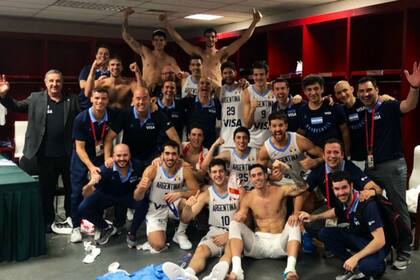 Todos festejan en el vestuario: plantel, cuerpo técnico y asistentes