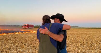 Todos gritan como en éxtasis hasta que se escucha la palabra clave: “Fuego” y se observa cómo el freno trasero derecho empieza a largar humo y, a los pocos minutos, fuego.