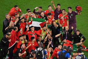 Todos juntos: la selección de Marruecos celebra... con la bandera palestina