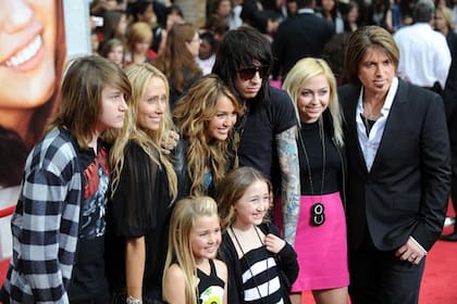 Todos los Cyrus en tiempos más felices: Miley, su mamá, sus hermanos y su papá en la premier de Hannah Montana: la película