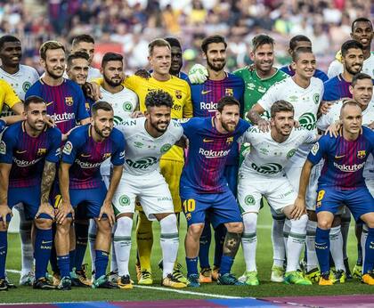 Todos juntos, por el futuro, más allá del dolor; y Messi, en el centro de todas las miradas