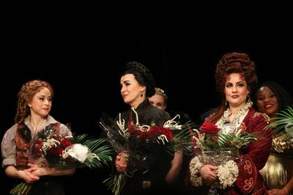 Todos los del elenco recibieron ramos de flores en una noche ganada por la emoción de dejar en el pasado un título que ya formaba parte del paisaje de Nueva York