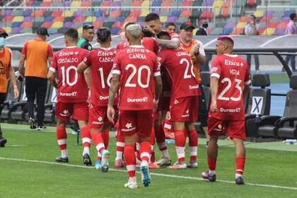 Todos los abrazos para César Ibáñez, que con un gran gol le dio el triunfo a Huracán sobre Central Córdoba en Santiago del Estero.