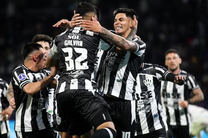 Todos los abrazos para Verón, que convirtió un gol que no esperaba encontrar.
