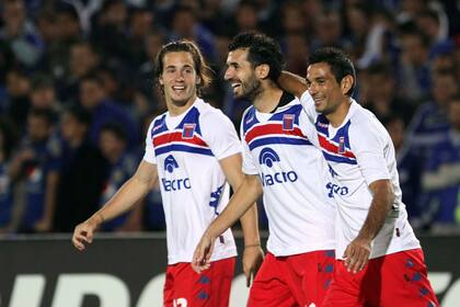 Todos los abrazos son para Echeverría, autor del 1 a 0 parcial para el Matador