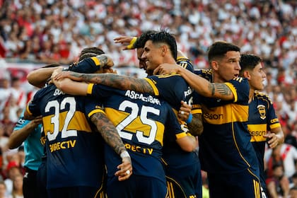 Todos los abrazos son para Paredes, autor del gol del triunfo de Boca sobre River