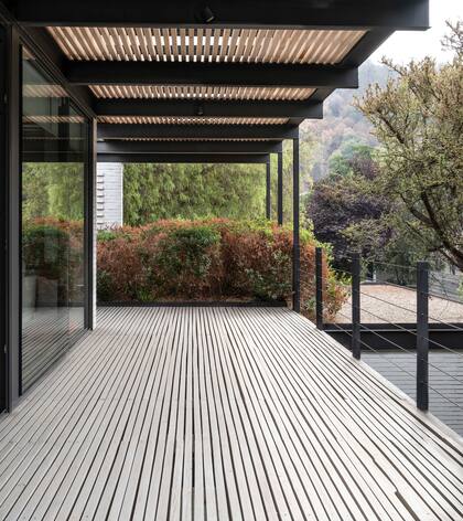 Todos los aleros y barandas se fabricaron con estructura metálica.