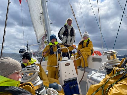 Todos los alumnos participan de actividades al aire libre y entrenamientos de vela, exploran los deportes y las artes escénicas, y participan en uno de los nueve servicios de rescate y comunitarios que ofrece la institución