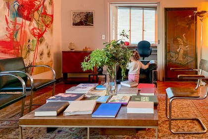 Todos los ambientes están interrelacionados. El gran living conduce a la oficina, al comedor y tiene acceso directo a la cocina y al pasillo distribuidor que va hacia los cuartos.