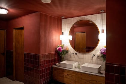 Todos los ambientes, incluso el baño, mantienen la misma lógica de restauración.