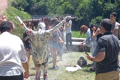 Todos los años, cientos de jóvenes de la Facultad de Arquitectura, Diseño y Urbanismo de la Universidad de Buenos Aires festejan su graduación y dejan toneladas de basura
