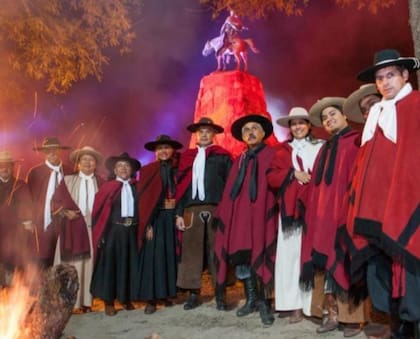Todos los años, el 16 de junio por la noche, en vísperas al aniversario de la muerte del General Martín Miguel de Güemes, los gauchos salteños hacen vigilia frente al monumento del prócer
