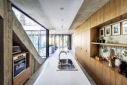 En la cocina, todos los artefactos son eléctricos para aprovechar la energía que generan los paneles solares