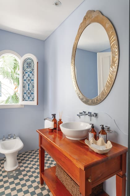 Todos los baños de Villa Vicuña tienen espejos con marco de alpaca, pisos en damero y lindos muebles de madera en lugar de vanitorys tradicionales.