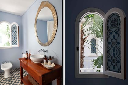 Todos los baños tienen espejos con marco de alpaca, pisos en damero y ventanas con dibujo semejante al de los pisos del corredor de las palmeras.