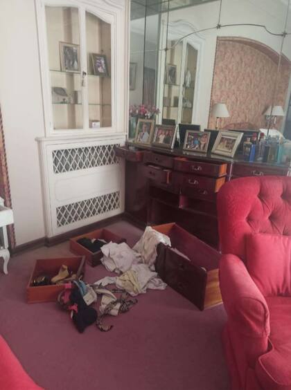Todos los cajones de la cómoda fueron abiertos, y otros quedaron tirados en el piso