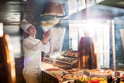 Todos los cruceros de Costa se transforman en realidad en verdaderos viajes hacia el sabor entre sus restaurantes temáticos, vinotecas y aperitivos al atardecer.