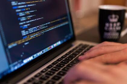 Todos los cursos para programar están en Educación IT.