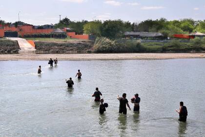 Todos los días dcenas de migrantes llegan a la frontera de Estados Unidos con México