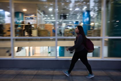 Todos los días, después de su jornada laboral, Iara se dirige hacia la sede en la que cursa el profesorado de Educación Física. "Estoy pensando en cursar la licenciatura en Recursos Humanos cuando termine esta carrera", dice