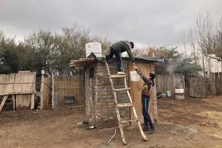 Tiene 11 años y en el frío de Mendoza hace malabares para conseguir agua y calentarla
