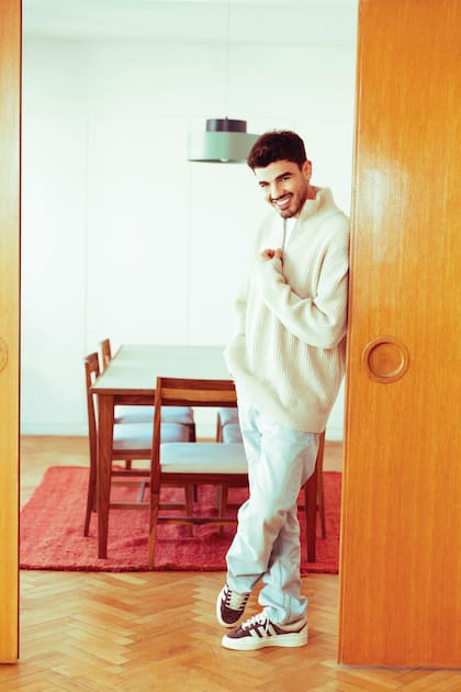 "Todos los días era ir a un psicólogo, psiquiatra, y un nutricionista porque sentía que me ahogaba con todo lo que comía. De hecho, me licuaban la comida. Llegué a pesar treinta y siete kilos. Fue muy duro", cuenta el actor sobre su peor época.