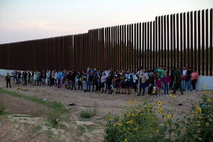 Todos los días llegan a la frontera de Estados Unidos grupos de decenas de migrantes (AP Foto/Dario Lopez-Mills)