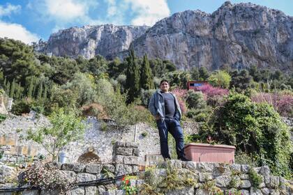 Colagreco en la huerta de su casa, de donde salen algunos de los productos que emplea en su restaurante Mirazur