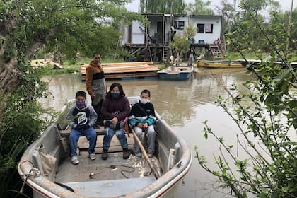 Todos los días su papá los tiene que sacar en bote hasta el muelle por donde pasa la lancha colectiva que los lleva a la escuela