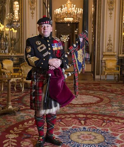 Todos los días, un gaitero toca debajo de la ventana de la reina.