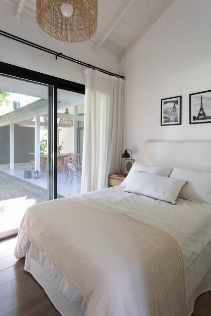 Todos los dormitorios, con vista al jardín y la galería.